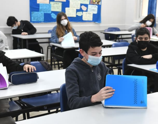 الاحتلال يسمح بعدم إرتداء الكمامات في الأماكن المغلقة